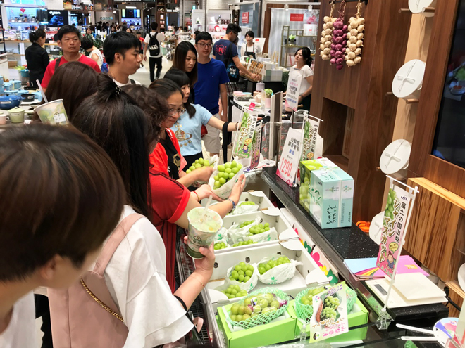 高雄漢神巨蛋購物廣場、山梨県シャインマスカット販売イベント